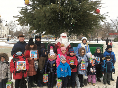 В Липецке Полицейский Дед Мороз поздравил с Новым годом детей, родители которых оказались в сложной жизненной ситуации
