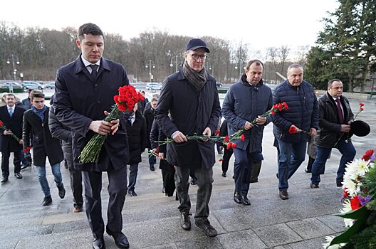 Калининградская делегация возложила цветы к мемориалу советским воинам в Берлине