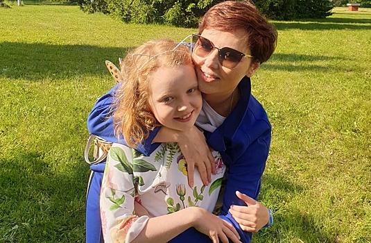 Елена Ксенофонтова поделилась видео, как музицирует ее 9-летняя дочь