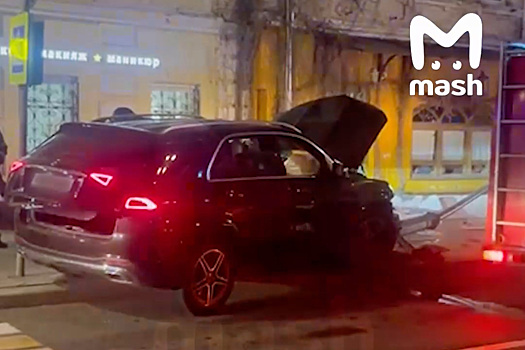 В Москве Mercedes влетел в столб в районе Патриарших прудов