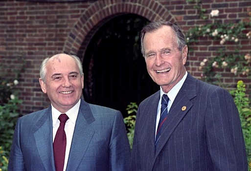 «Буш-старший был сторонником минимального вмешательства в экономику и верил в «конец истории»
