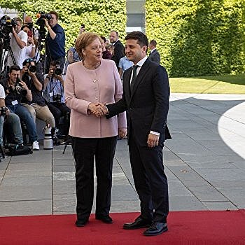 Команда Зеленского поблагодарила Меркель за возможность поговорить