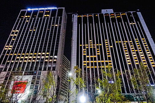 Корейские гостиницы зажгли окна номеров в поддержку борьбы с COVID-19