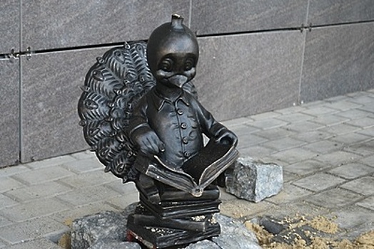 Еще одна скульптура павлина появилась около библиотеки в Серпухове