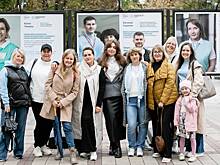 История в лицах: на Чистопрудном бульваре открылась фотовыставка о социальных координаторах