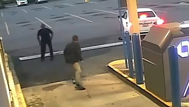 Прохожие обратили в бегство напавшего на семейную пару вооруженного грабителя