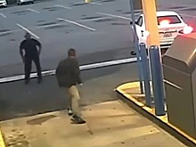 Прохожие обратили в бегство напавшего на семейную пару вооруженного грабителя