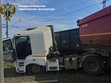 Поезд въехал в КАМАЗ на железнодорожном переезде в Кузбассе