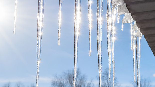 Куда жаловаться, если с крыш во дворе не убирают сосульки