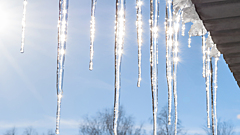 Куда жаловаться, если с крыш во дворе не убирают сосульки