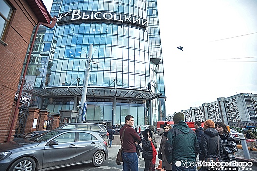 На участке перед "Высоцким" в Екатеринбурге запретили строить капитальные объекты