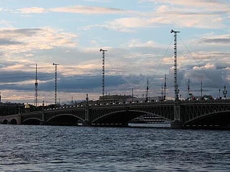В Санкт-Петербурге прогулочный теплоход врезался в Троицкий мост