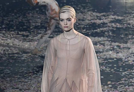 Показ Christian Dior: танцевальный перфоманс, костюмы грубого кроя и юбки-«шопенки»