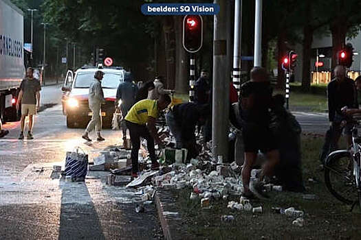 В Нидерландах жители растащили молоко и йогурты, выпавшие из фуры на светофоре