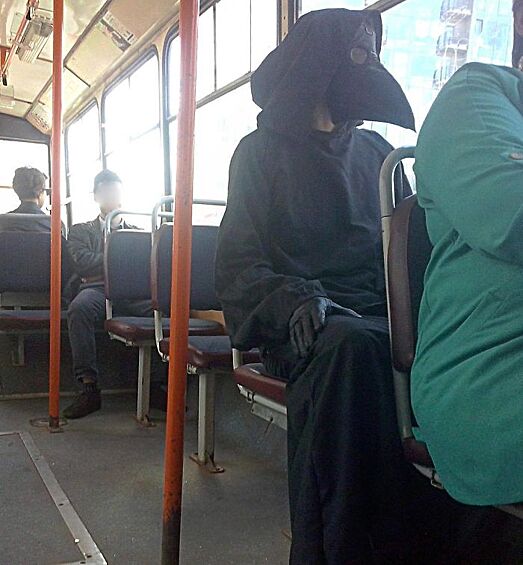 Не хотелось бы встретить человека в таком костюме в автобусе. Надеемся, кто-то просто подготовился к Хеллоуину. Ну или как написали в комментариях: «Он едет на собрание антипрививочников». 