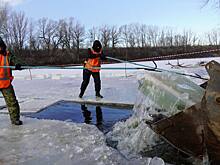 В Оренбурге начали брать лед из озер для новогодних фигур