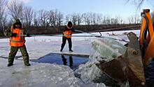 В Оренбурге начали брать лед из озер для новогодних фигур