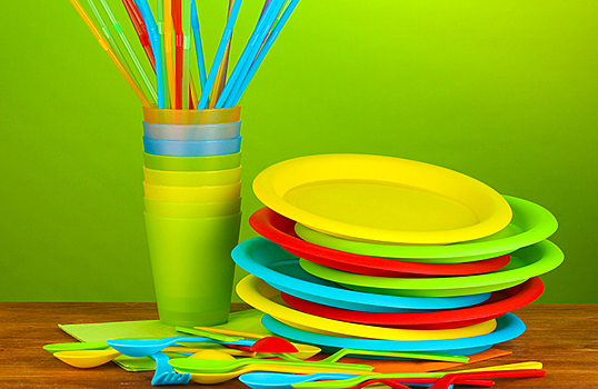 Что меньше вредит окружающей среде — пластиковые тарелки или бумажные?