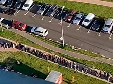 В Подмосковье люди выстроились в огромную очередь