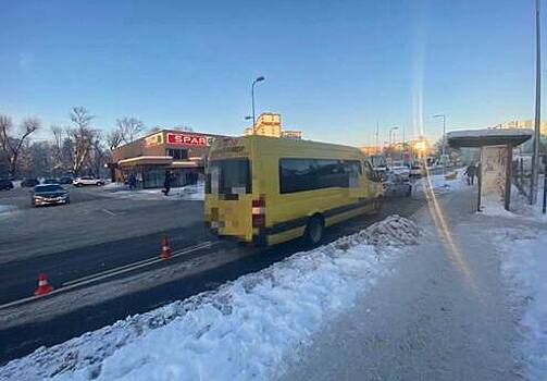 На Автомобильной в резко отъехавшей с остановки маршрутке упала женщина, её увезли в больницу