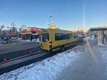 На Автомобильной в резко отъехавшей с остановки маршрутке упала женщина, её увезли в больницу