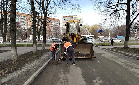 В Курске дорожники убирают улицы