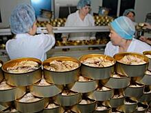 На Ямале ведущий программы «Поедем, поедим!» упаковывал рыбные консервы