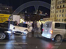 SHOT: белый Porsche столкнулся с Renault на Садовом кольце в Москве