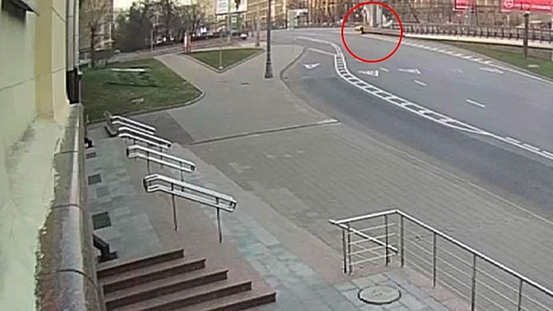 Опубликовано видео момента крупного ДТП с грузовиком на Проспекте Мира в Москве