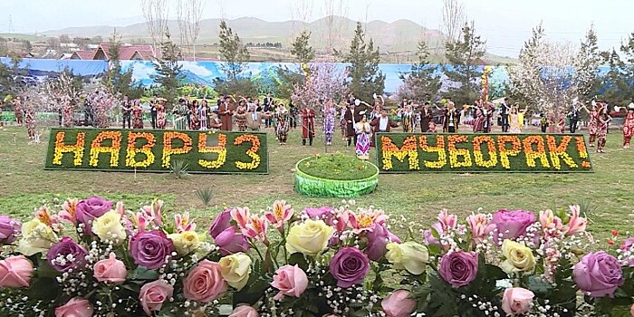 Праздничный дастархан и борьба на поясах: как празднуют Навруз в Таджикистане