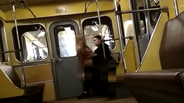 Молодая пара занялась публичным сексом в вагоне метро