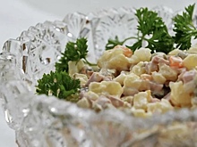 Стоимость порции оливье измерили в рабочих часах россиянина