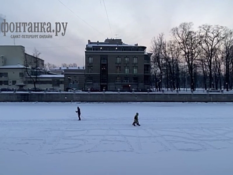 МЧС в Петербурге вызвали на борьбу с надписью "Свободу Навальному" на Фонтанке