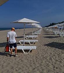 Глава администрации Янтарного показал, как дезинфицируют лежаки на пляже