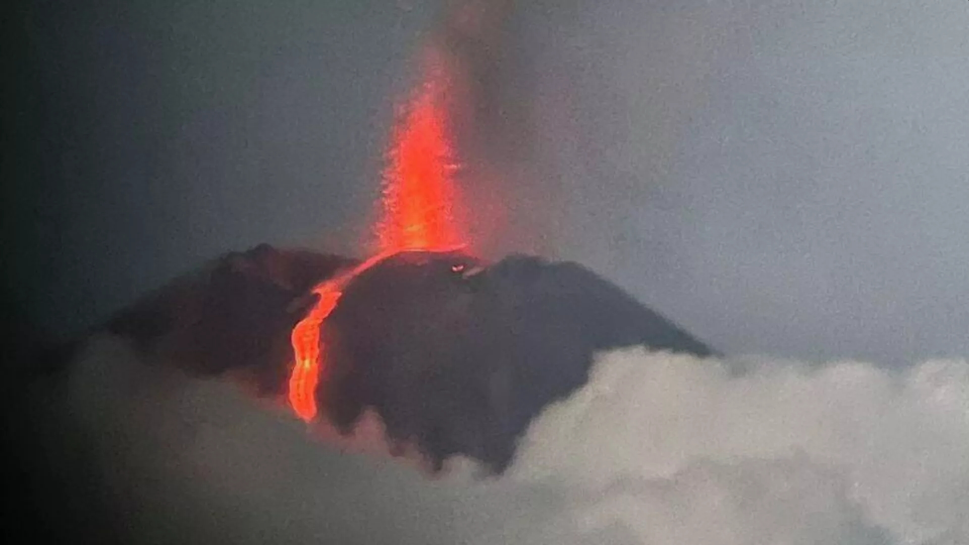 Вулкан на Камчатке выбросил вулканические бомбы