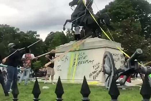 Попытки протестующих в США свалить памятник бывшему президенту попали на видео