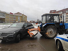 В Пскове тракторист получил штраф за столкновение с Volkswagen Touareg