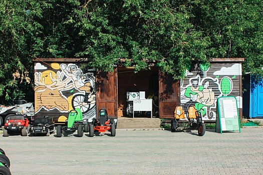 Домики на берегу Школьного озера разукрашены в стиле стрит-арт