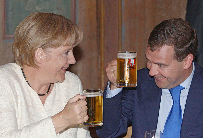 Канцлер Германии Ангела Меркель и президент России Дмитрий Медведев во время неформального обеда в ресторане "Шпатенхаус ан дер Опер", 2009 год