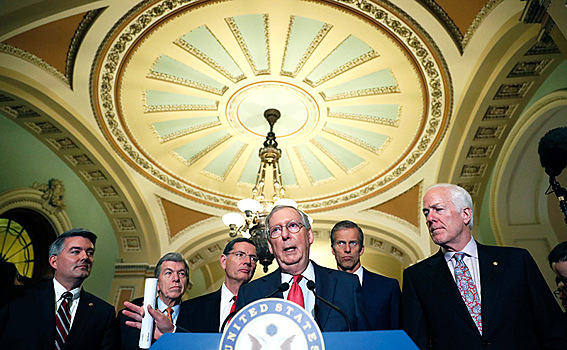 Митч Макконнелл (в центре), возлавивший сенаторов от Республиканской партии