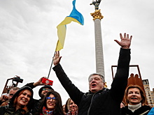 Порошенко забросали яйцами на Майдане