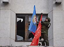 Флаг ЛНР и знамя Победы водрузили над администрацией еще одного освобожденного города