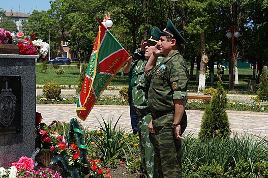 В Армавире День пограничника отметили торжественным возложением цветов. Фоторепортаж