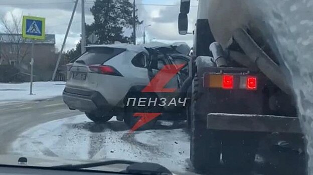 В Ахунах юный водитель Toyota врезался в спецтехнику