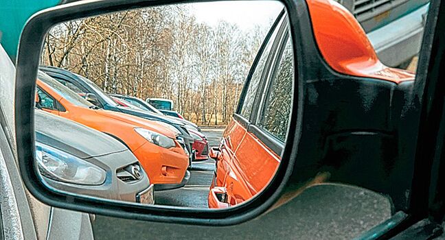 Многие водители настраивают боковые зеркала неправильно