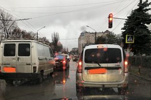 В Казани из-за аварии с машинами такси образовалась пробка