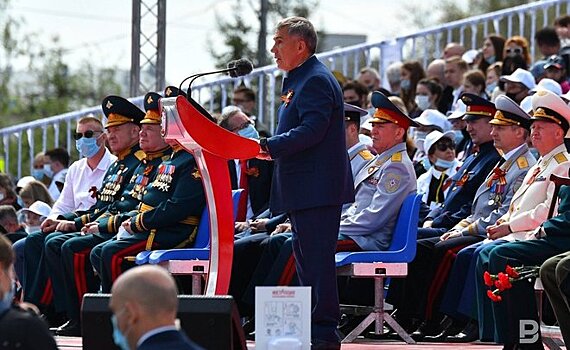 Казанский парад Победы: Рустам Минниханов на ретроавтомобиле и "Иосиф Сталин" в строю