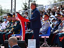 Казанский парад Победы: Рустам Минниханов на ретроавтомобиле и "Иосиф Сталин" в строю
