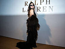 Актриса Энн Хэтэуэй показала фигуру в полупрозрачном платье без бюстгальтера