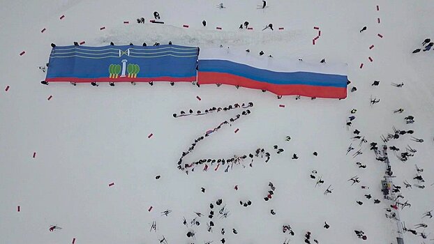 В Красногорске провели флешмоб «Наши» в поддержку президента и ВС РФ